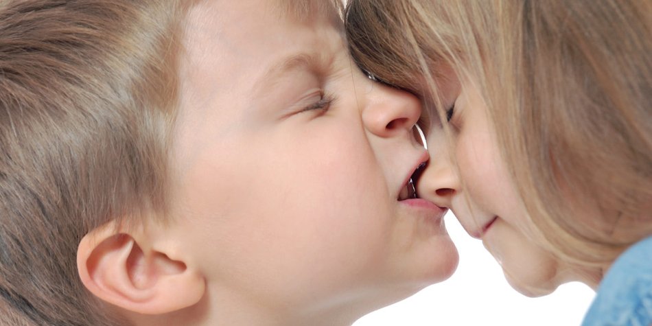 Erzieherin lässt ein Kind ins Gesicht beißen Erzieherin lässt ein Kind ins Gesicht beißen