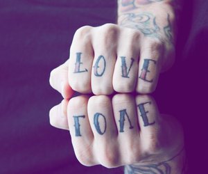 Knuckle Tattoo: Das Statement mit 4 Buchstaben