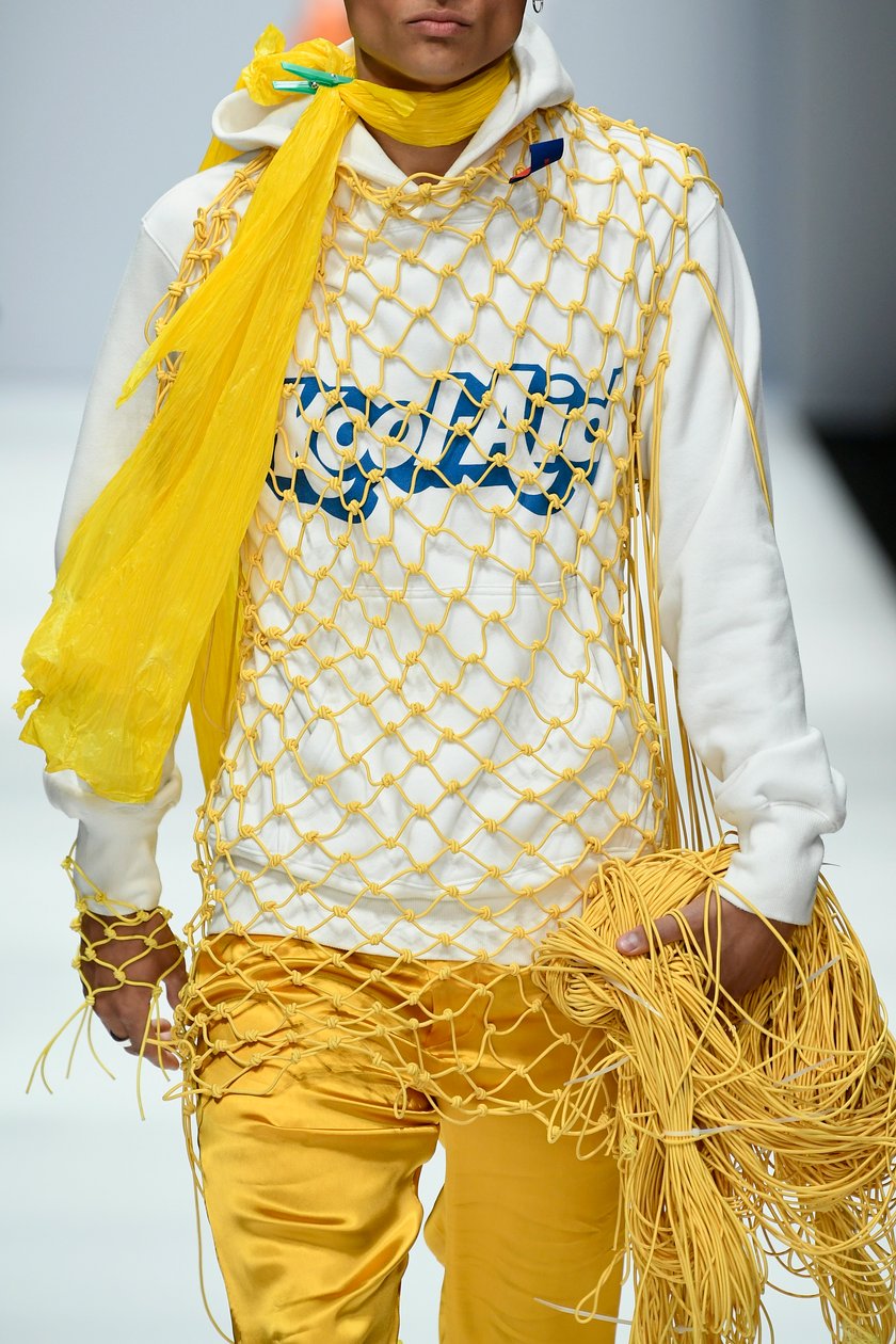 Model mit gelbem Netz auf dem Laufsteg bei der Botter Show Berlin Fashion Week