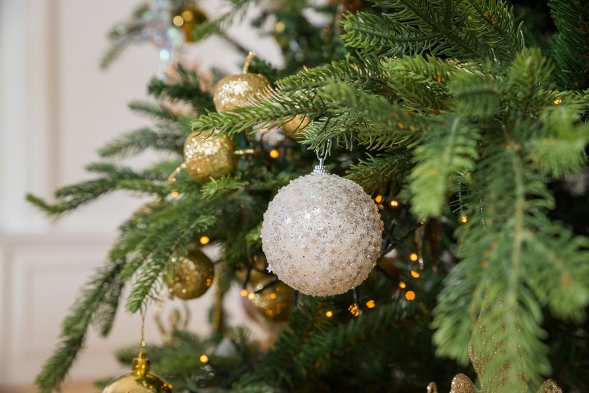 Weihnachtsbaum mit goldenen Geschenken und weißen Kugeln Weihnachtsbaum mit goldenen Geschenken und weißen Kugeln