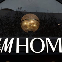 Diese graue Kommode von H&M Home passt in jede Ecke