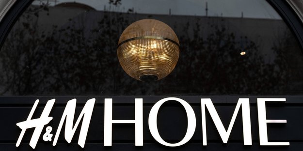 Passt in jede Wohnung: Diese Kommode in Grau von H&M Home lieben wir