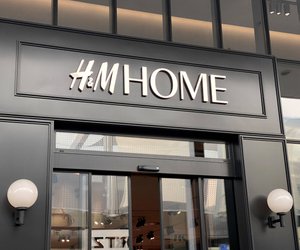 Diese metallene Kuchenetagere von H&M Home wirkt echt edel