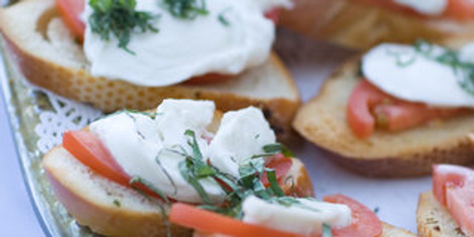 Bruschetta mit Mozarella überbacken Bruschetta mit Mozarella überbacken