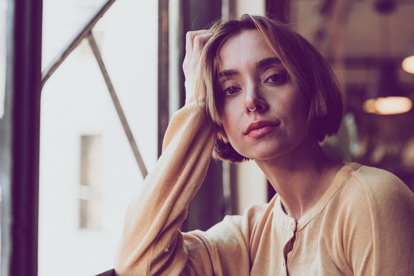 Frau stützt ihren Kopf in die Hand Frau stützt ihren Kopf in die Hand