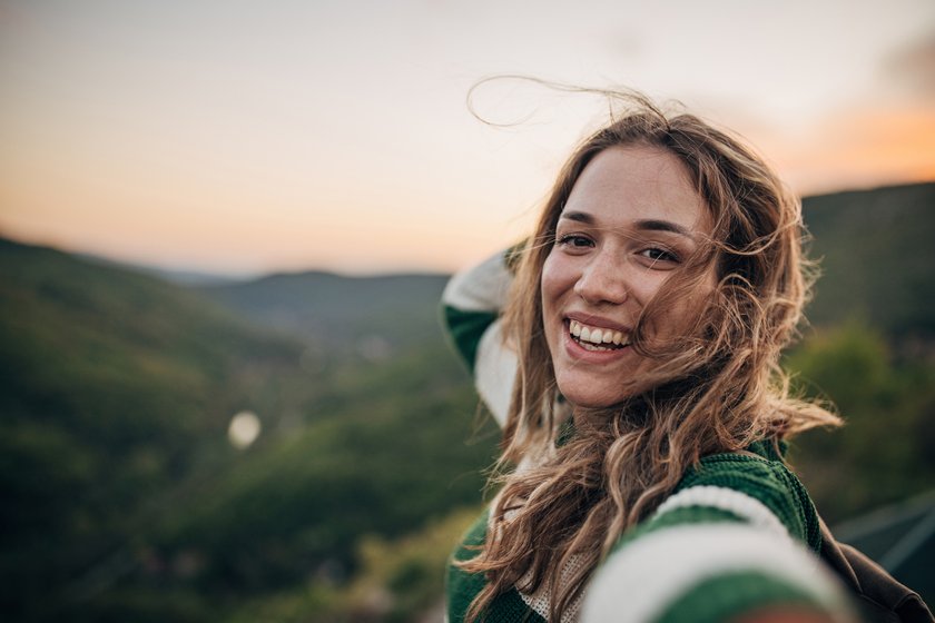 Eine Frau ist glücklich in der Natur Eine Frau ist glücklich in der Natur