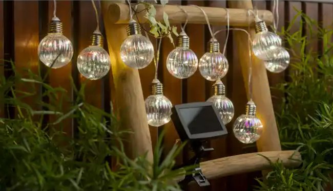 Die Solar-Lichterkette von Rossmann bringt stimmungsvolles Licht in deinen Garten. Die Solar-Lichterkette von Rossmann bringt stimmungsvolles Licht in deinen Garten.