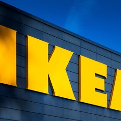 Einfach, aber hübsch: Dieser Ikea-Hack bringt ein günstiges Küchenwandregal hervor
