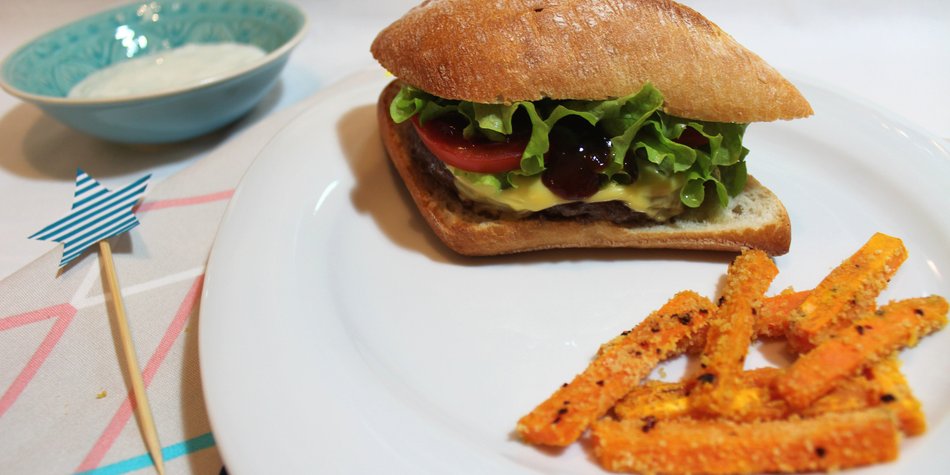 Selbstgemachte Burger mit Süßkartoffelsticks Selbstgemachte Burger mit Süßkartoffelsticks