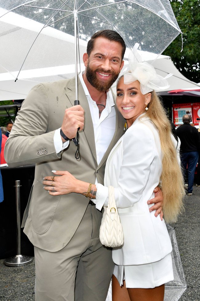 Oliver Sanne und Jil Rock beim „Audi Ascot Renntag“ 2024 auf der Galopprennbahn Neue Bult. Oliver Sanne und Jil Rock beim „Audi Ascot Renntag“ 2024 auf der Galopprennbahn Neue Bult.