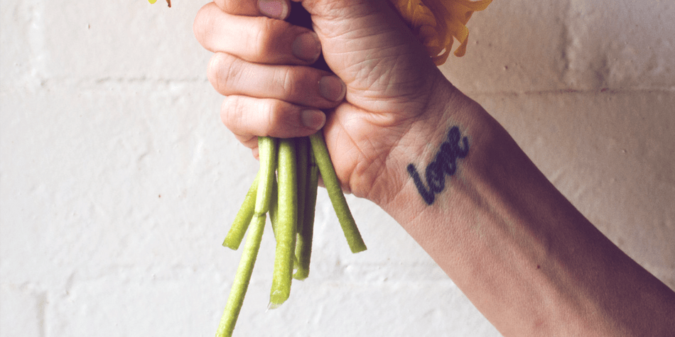 Tattoo am Handgelenk: Kosten, Schmerzen & was du beachten musst Tattoo am Handgelenk: Kosten, Schmerzen & was du beachten musst