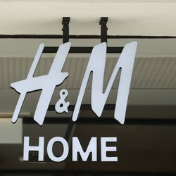 Diese Standleuchte für den Garten von H&M Home ist ein Hingucker