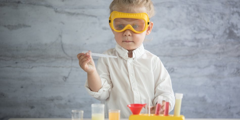 Diese Dreijährige bringt dir Chemie auf Youtube bei Diese Dreijährige bringt dir Chemie auf Youtube bei
