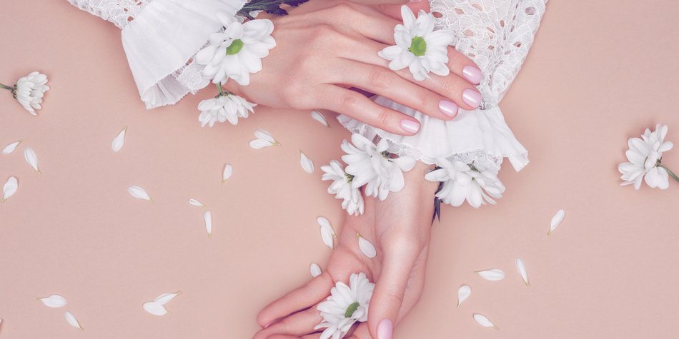 Maniküre-Trend: Darum wollen wir gerade alle „Daisy Nails" Maniküre-Trend: Darum wollen wir gerade alle „Daisy Nails"
