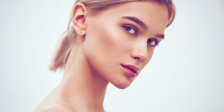 Bronzer auftragen: Diese Stellen solltest du betonen Bronzer auftragen: Diese Stellen solltest du betonen