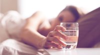 Forscher schlagen Alarm: So gefährlich ist ein Glas Wasser am Bett