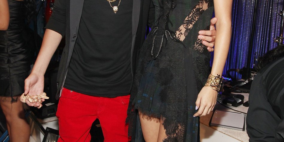 Justin Bieber und Selena Gomez: Heiße Küsse im Backstagebereich Justin Bieber und Selena Gomez: Heiße Küsse im Backstagebereich