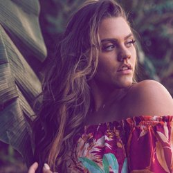 Das sind die vorteilhaftesten Träger und Ausschnitte für deinen Figurtyp