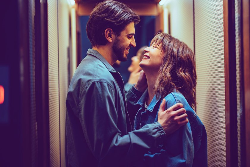 Paar lacht miteinander Paar lacht miteinander