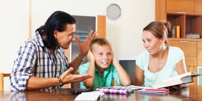 Verhaltensauffälligkeiten bei Kindern: Kind streitet sich mit Eltern