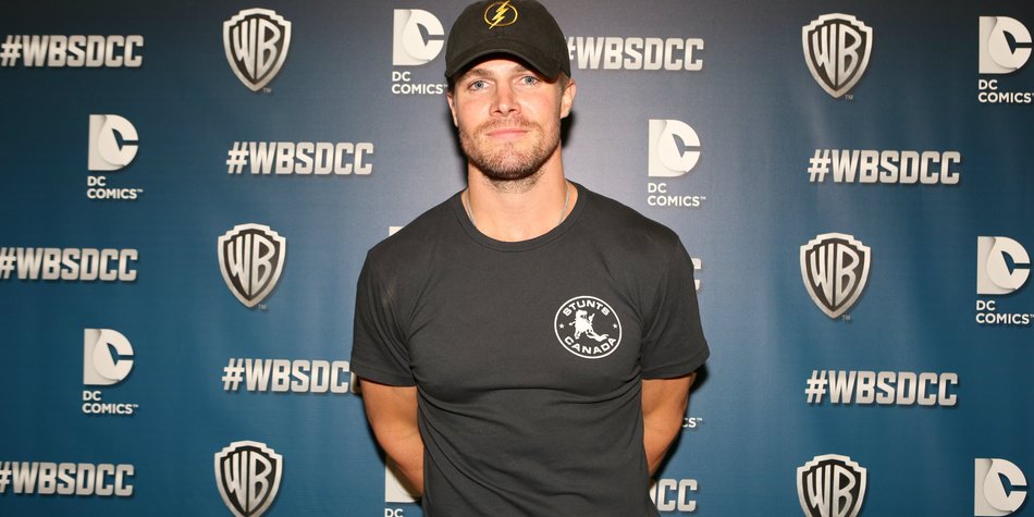 „Arrow“-Star Stephen Amell gibt sein Debüt im Ring „Arrow“-Star Stephen Amell gibt sein Debüt im Ring