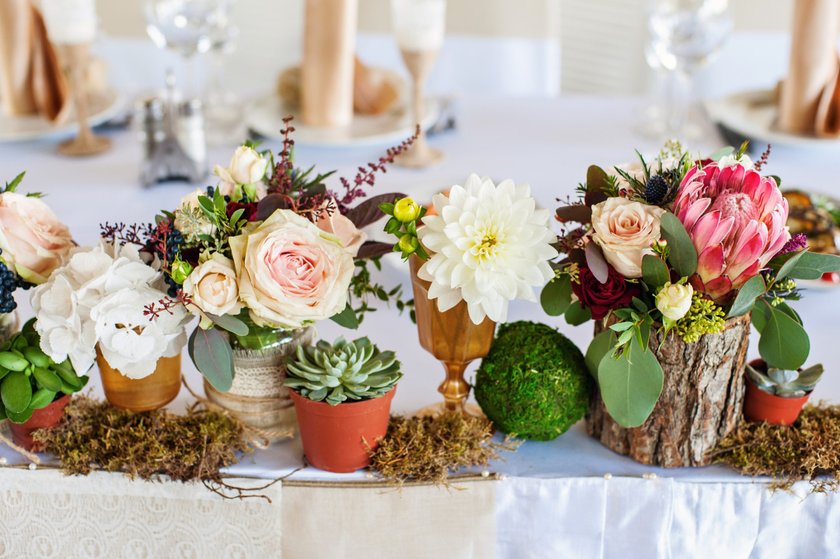 Blumen Arrangement als Tischdeko für Hochzeit