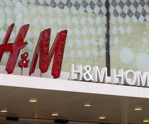 Diese Kissenhülle aus Jacquardstoff von H&M Home lässt dein Wohnzimmer edel aussehen