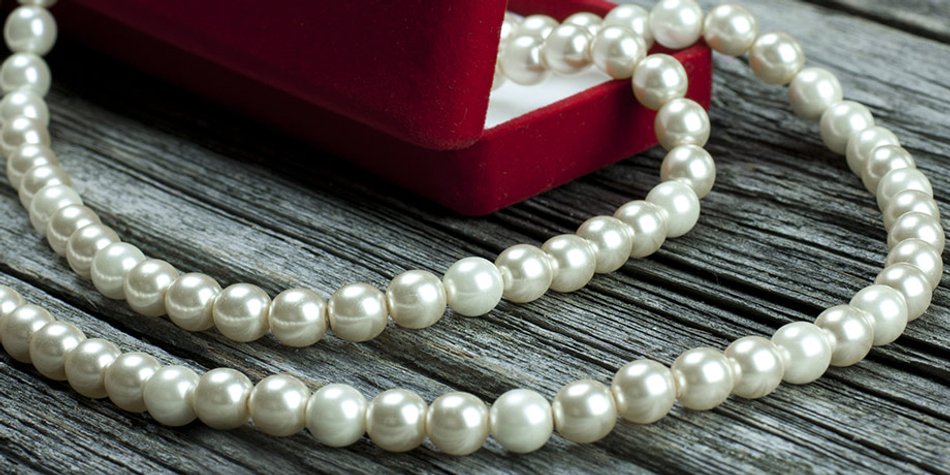 Perlenschmuck richtig pflegen: So bleiben Ihre Perlen lange schön Perlenschmuck richtig pflegen: So bleiben Ihre Perlen lange schön