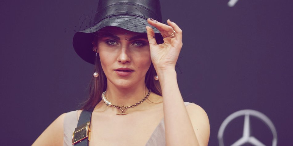 Mutiges Statement: Ex-GNTM-Kandidatin Elena Carrière zeigt ihre Cellulite Mutiges Statement: Ex-GNTM-Kandidatin Elena Carrière zeigt ihre Cellulite