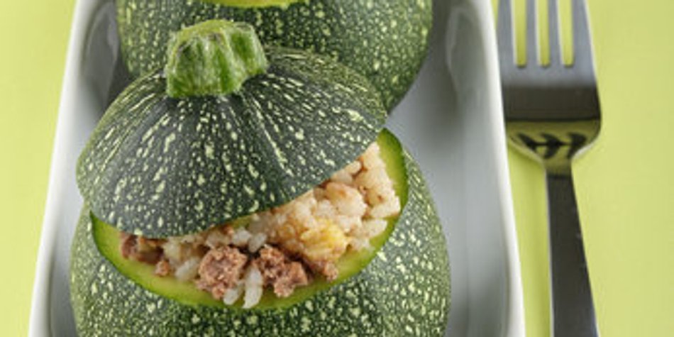 Gefüllte Zucchini mit Reis und Hackfleisch Gefüllte Zucchini mit Reis und Hackfleisch