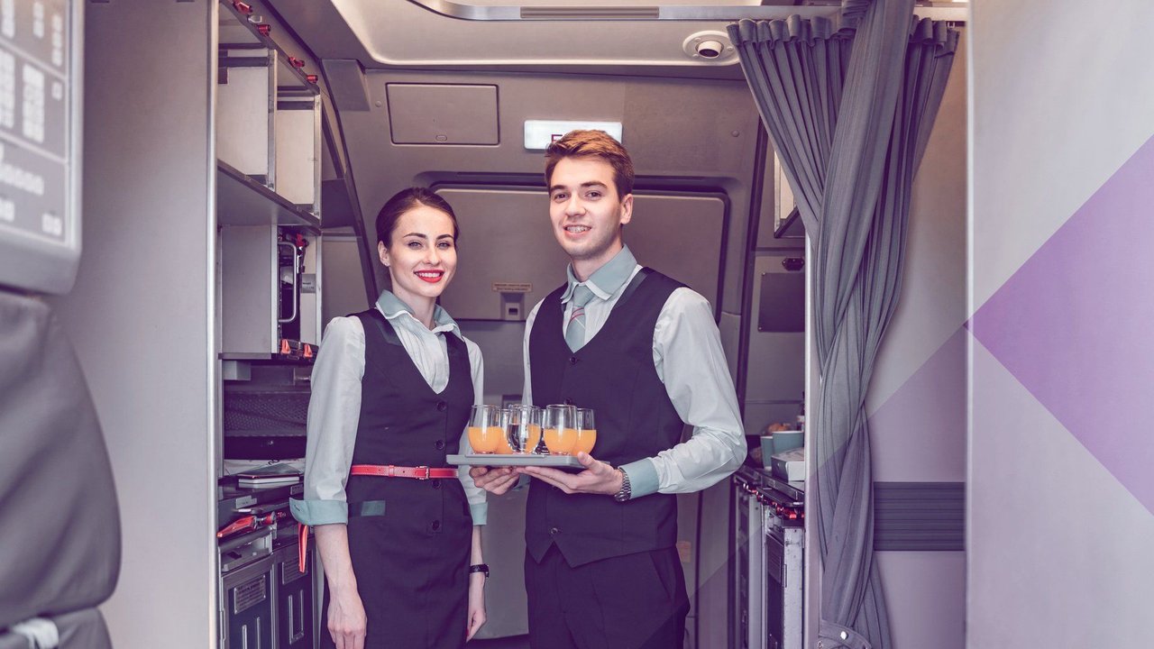 Flugbegleiterin werden: Das musst du dafür mitbringen Flugbegleiterin werden: Das musst du dafür mitbringen