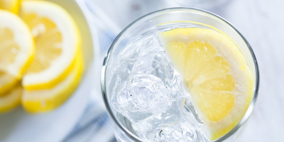 Sauer macht schlank: Zitronenwasser für Diäten Sauer macht schlank: Zitronenwasser für Diäten