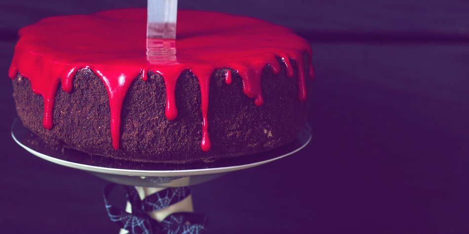 So machst du den perfekten Halloween-Kuchen mit roter Glasur So machst du den perfekten Halloween-Kuchen mit roter Glasur