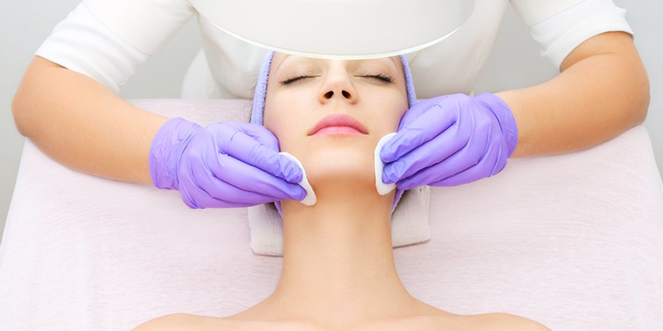 Chemisches Peeling: Diese neuen Methoden bringen Ihre Haut zum Strahlen Chemisches Peeling: Diese neuen Methoden bringen Ihre Haut zum Strahlen