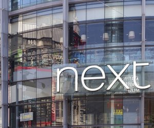 Next's zauberhafte Kreation: Das romantische Midi-Kleid im unwiderstehlichen Vintage-Stil