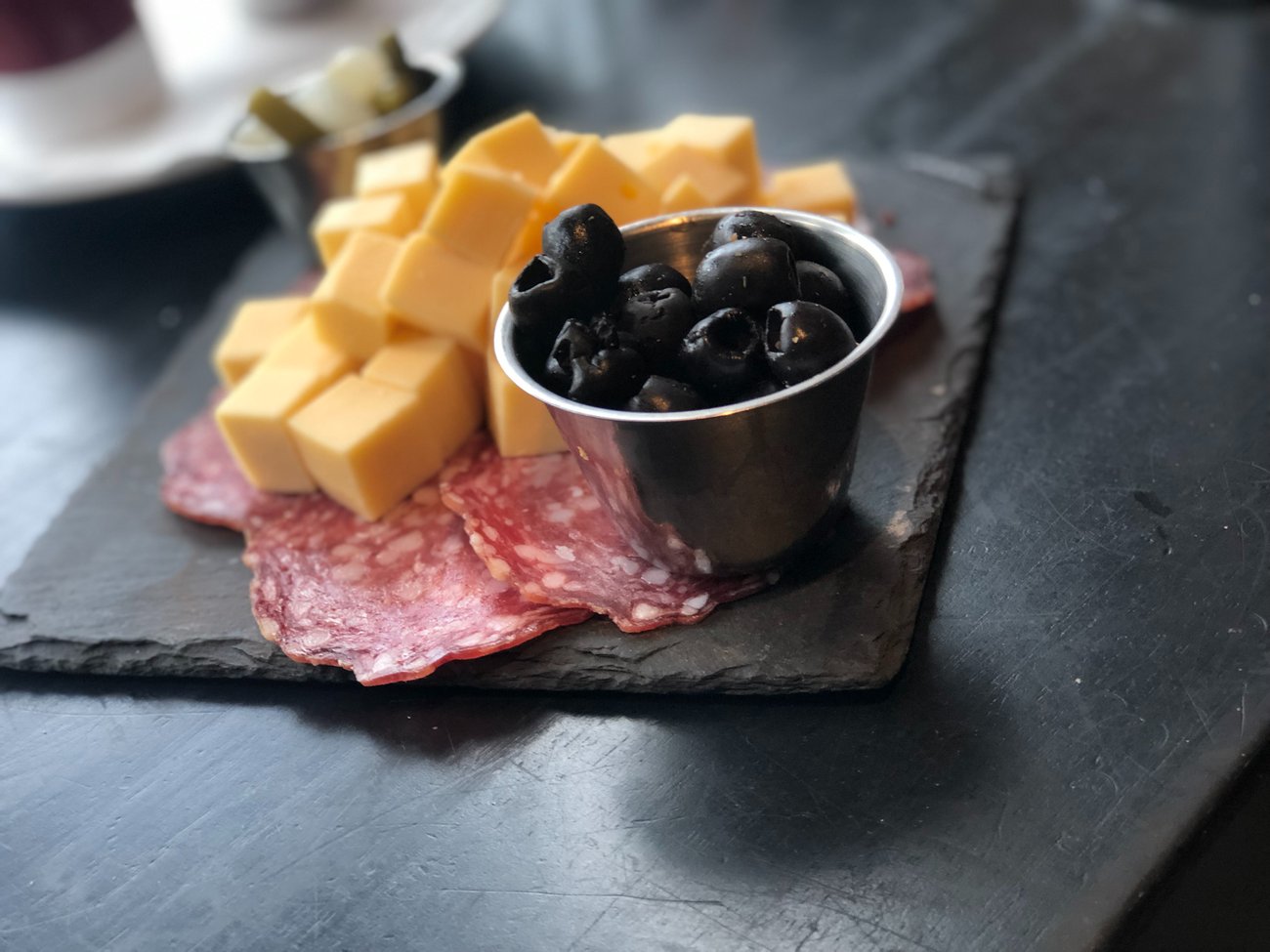 Schwarze Oliven mit Salami und Käse Schwarze Oliven mit Salami und Käse