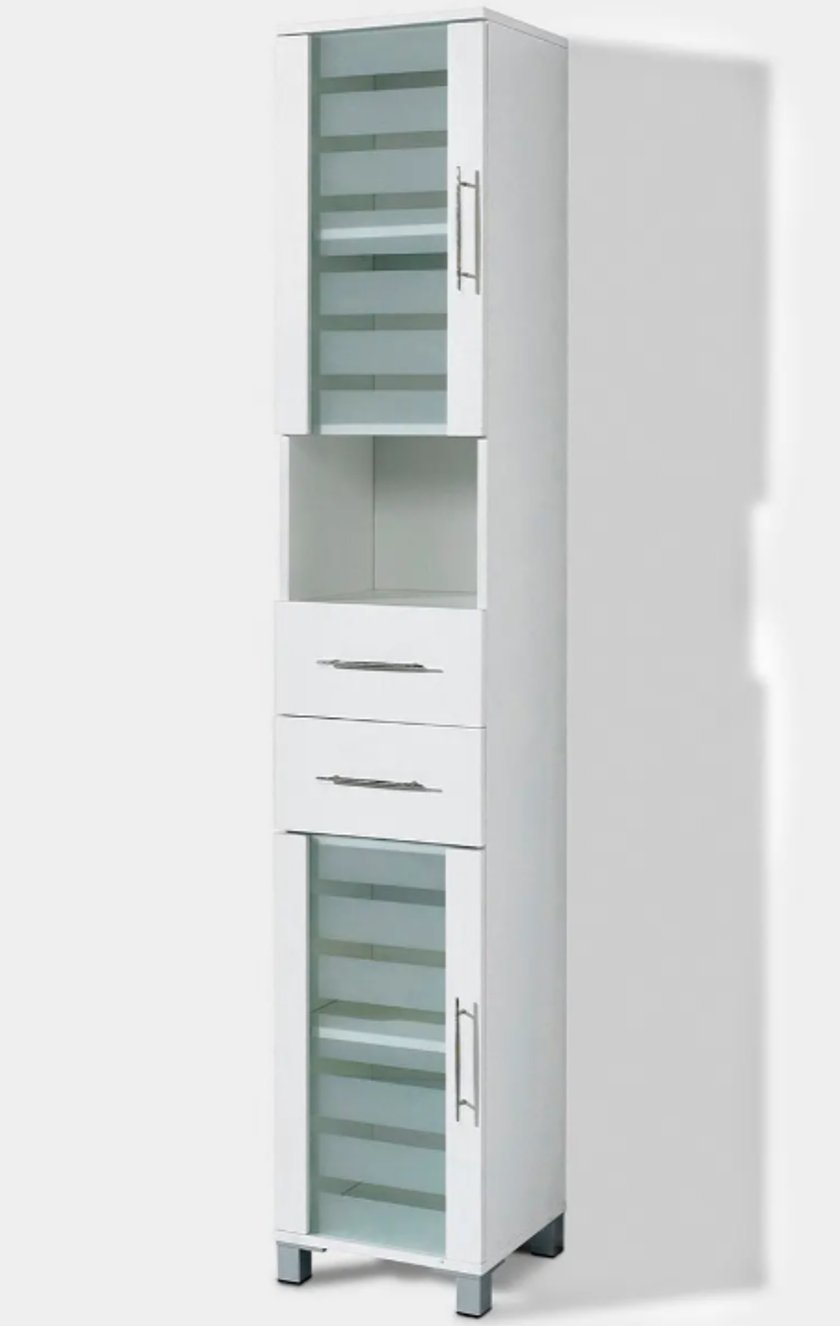 Ein heller und schmaler Badezimmerhochschrank steht vor einem hellen Hintergrund Ein heller und schmaler Badezimmerhochschrank steht vor einem hellen Hintergrund