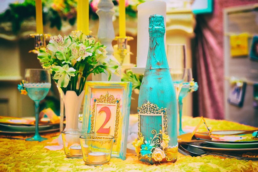 Farbenfrohe Tischdeko für Hochzeit
