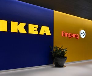 Stylisches Highlight: Der beigefarbene Balkontisch von Ikea zum unschlagbaren Preis