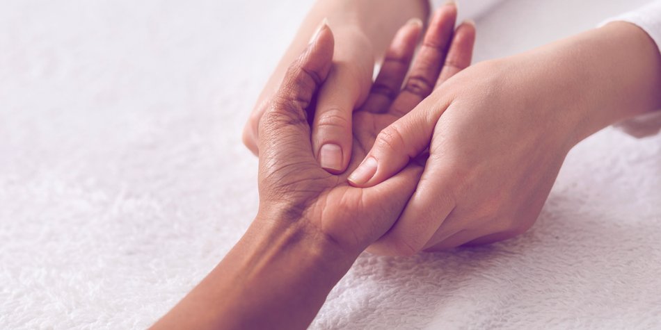 Handmassage: Einfache Techniken, die jeder kennen sollte Handmassage: Einfache Techniken, die jeder kennen sollte