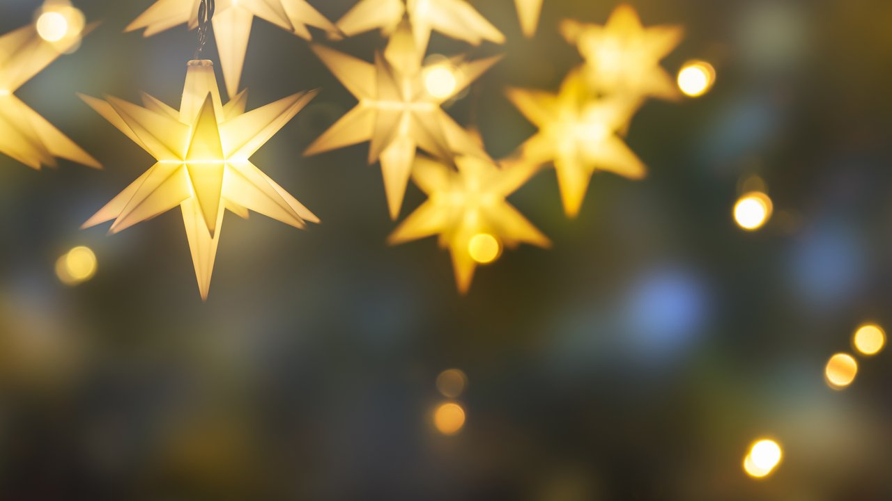 leuchtende Adventsdekoration der Lichterketten leuchtende Adventsdekoration der Lichterketten