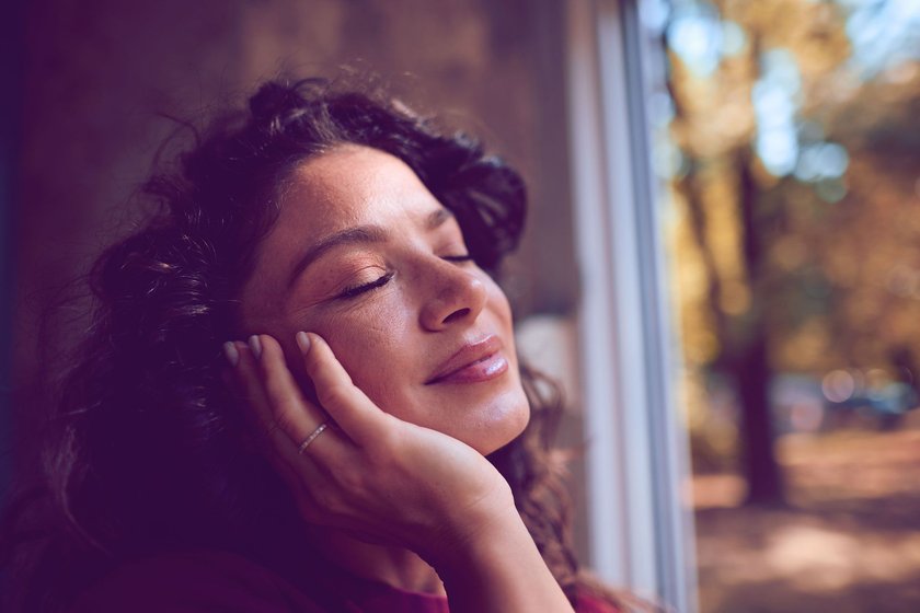 Lächelnde Frau mit geschlossenen Augen Lächelnde Frau mit geschlossenen Augen