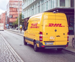 DHL erhöht die Preise: So viel mehr musst du jetzt zahlen!