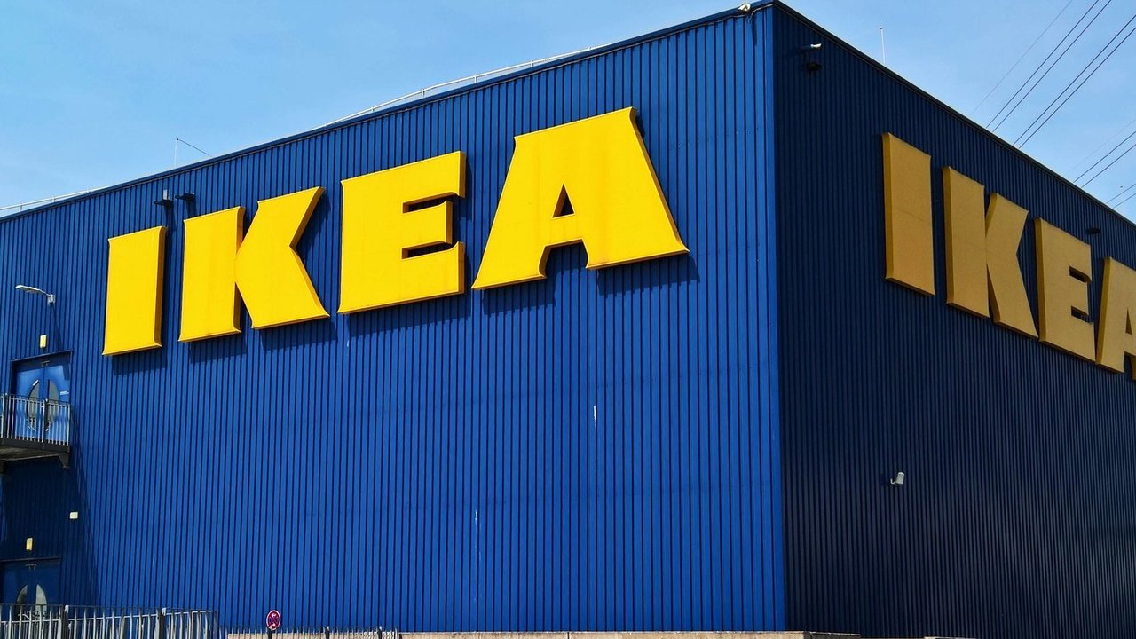Mit diesem IKEA-Hack wird aus einem KALLAX-Regal ein praktisches Möbelstück für den Flur.