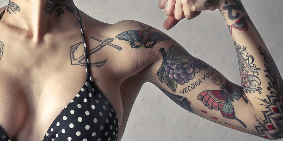 Armpit-Tattoos: Das Motiv unter den Achseln Armpit-Tattoos: Das Motiv unter den Achseln