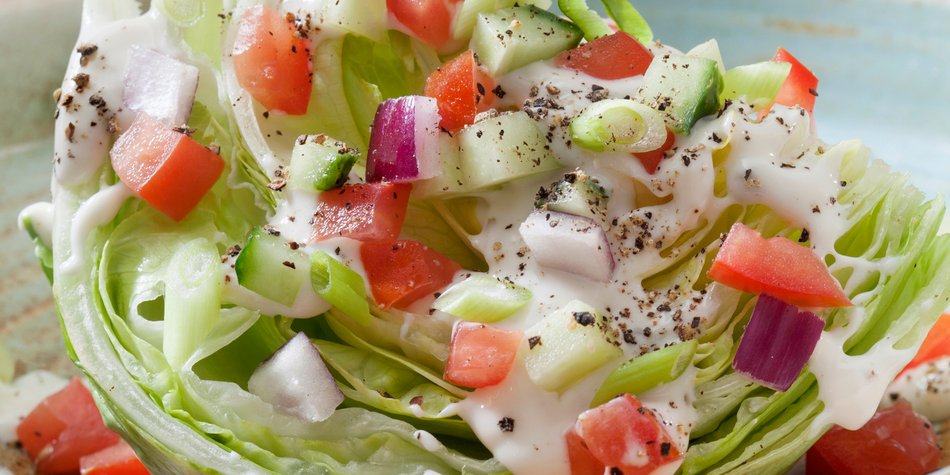 Kalorien von Eisbergsalat: Was steckt im beliebten Salat? Kalorien von Eisbergsalat: Was steckt im beliebten Salat?