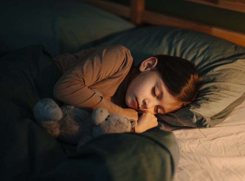 Mädchen schläft mit Kuscheltier Mädchen schläft mit Kuscheltier