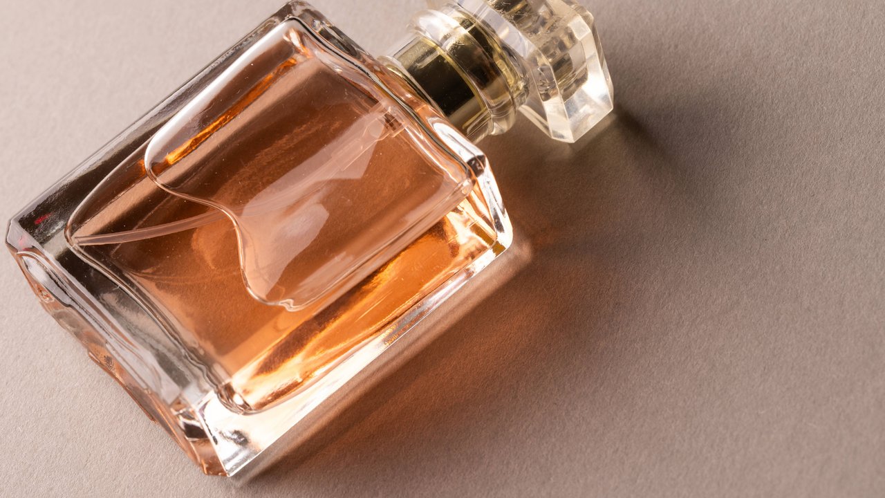 Dieser Duft hat einen sinnlichen und frischen Charakter. Dieser Duft hat einen sinnlichen und frischen Charakter.