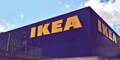 Diese neue Ikea-Vitrine in Anthrazit sieht aus wie aus dem Designergeschäft
