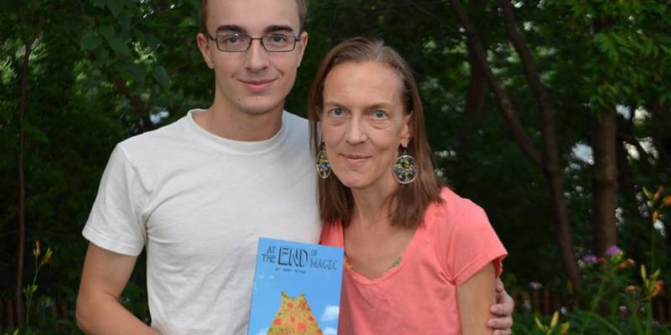Sohn macht Mutter Geschenk mit Buchveröffentlichung Sohn macht Mutter Geschenk mit Buchveröffentlichung